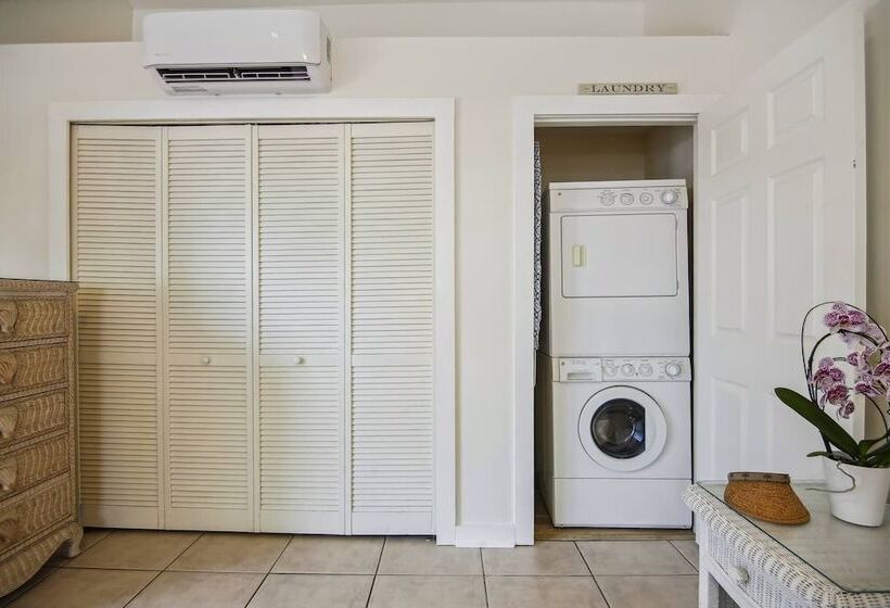 Spanish Lime Cottage By Avantstay Ideal Old Town Key West Location! Month Long Stays Only