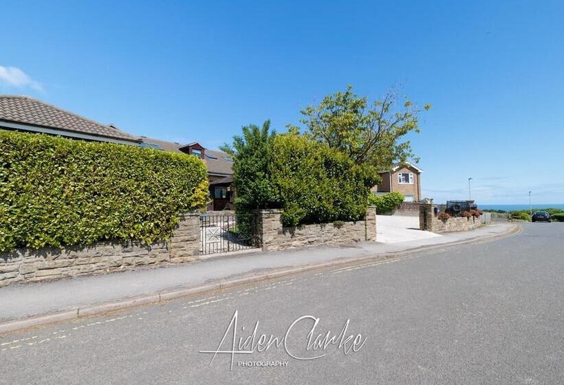 Stunning Residence Set On Cliffside In Scarborough