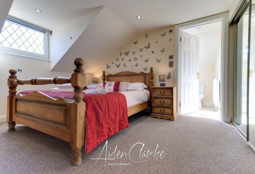 Stunning Residence Set On Cliffside In Scarborough