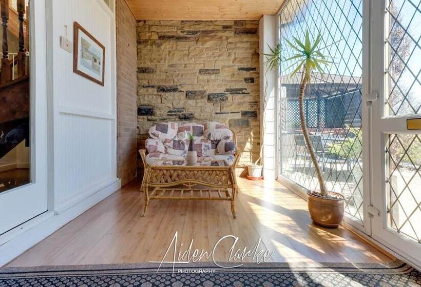 Stunning Residence Set On Cliffside In Scarborough