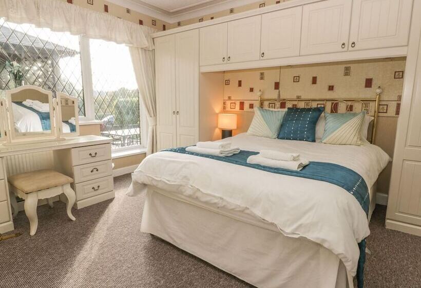 Stunning Residence Set On Cliffside In Scarborough