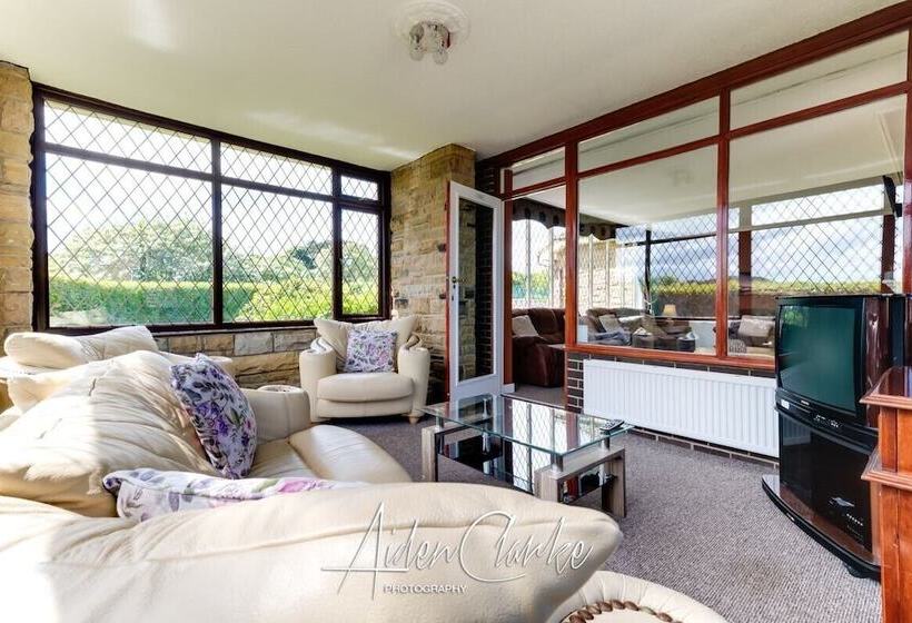 Stunning Residence Set On Cliffside In Scarborough