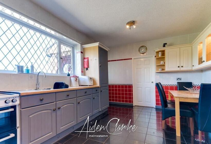 Stunning Residence Set On Cliffside In Scarborough