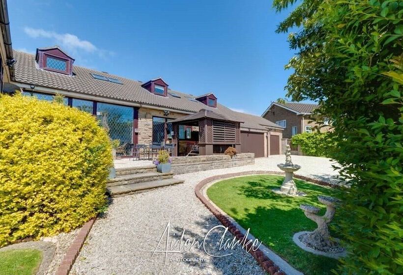 Stunning Residence Set On Cliffside In Scarborough