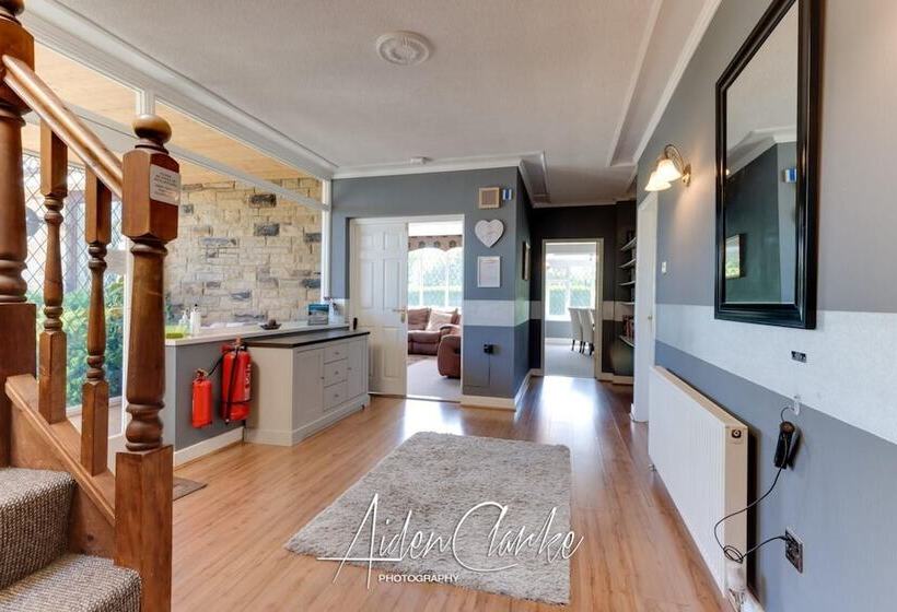 Stunning Residence Set On Cliffside In Scarborough