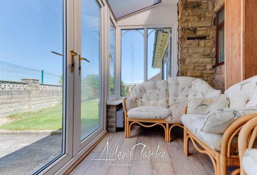 Stunning Residence Set On Cliffside In Scarborough