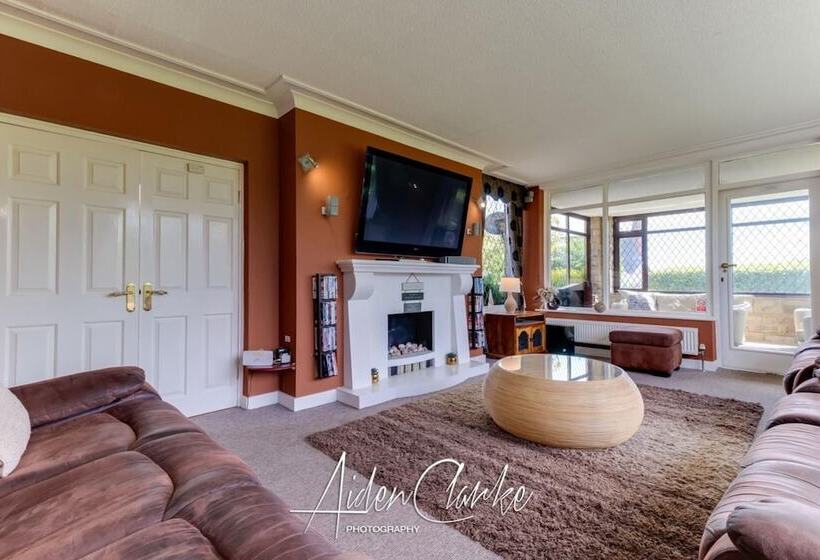 Stunning Residence Set On Cliffside In Scarborough