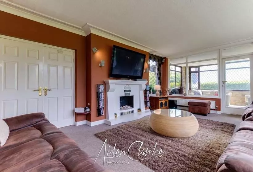 Stunning Residence Set On Cliffside In Scarborough
