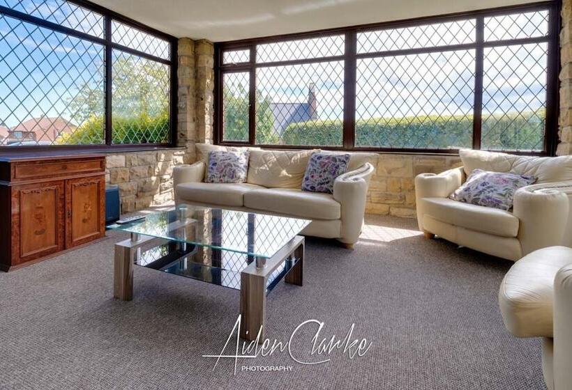 Stunning Residence Set On Cliffside In Scarborough