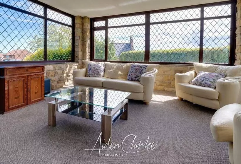 Stunning Residence Set On Cliffside In Scarborough
