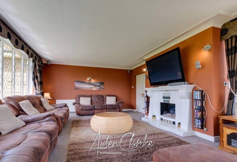 Stunning Residence Set On Cliffside In Scarborough