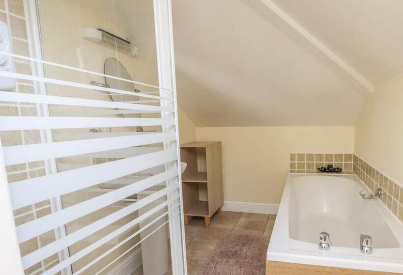 Stunning Residence Set On Cliffside In Scarborough