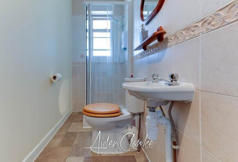 Stunning Residence Set On Cliffside In Scarborough