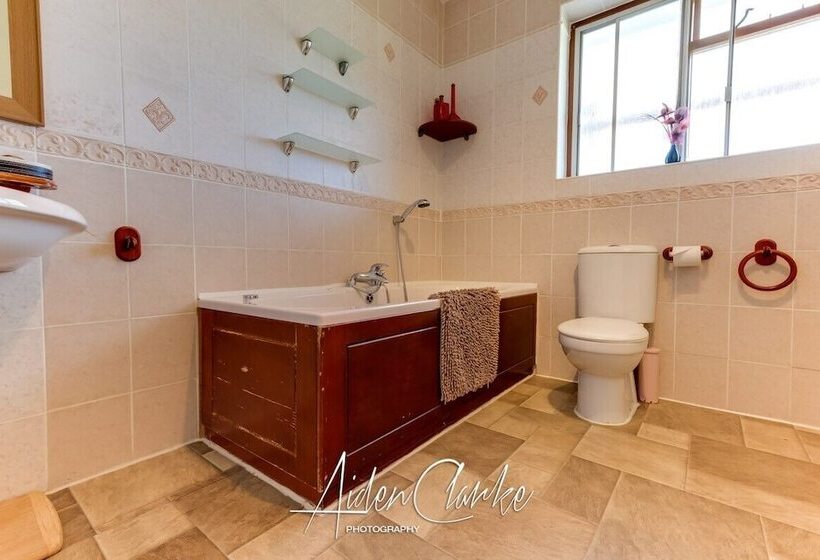 Stunning Residence Set On Cliffside In Scarborough