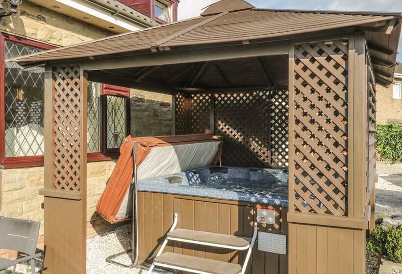 Stunning Residence Set On Cliffside In Scarborough