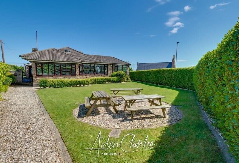 Stunning Residence Set On Cliffside In Scarborough