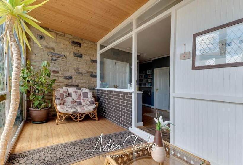 Stunning Residence Set On Cliffside In Scarborough