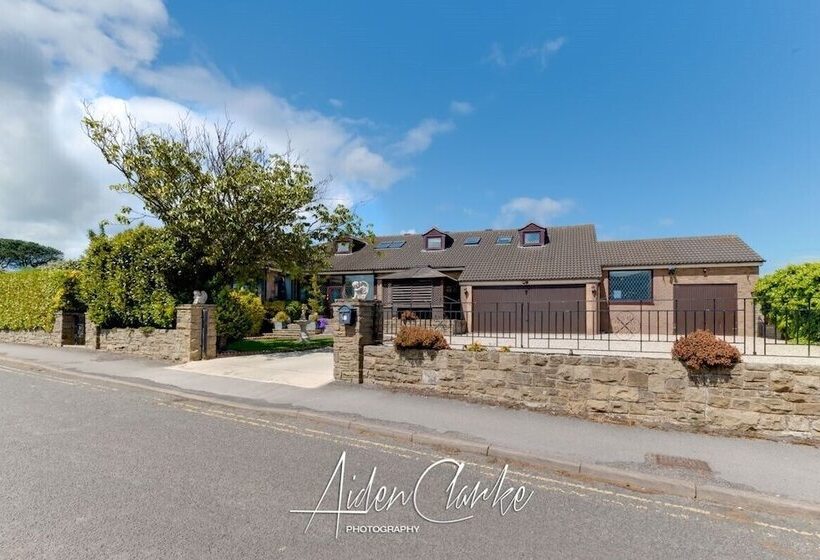 Stunning Residence Set On Cliffside In Scarborough