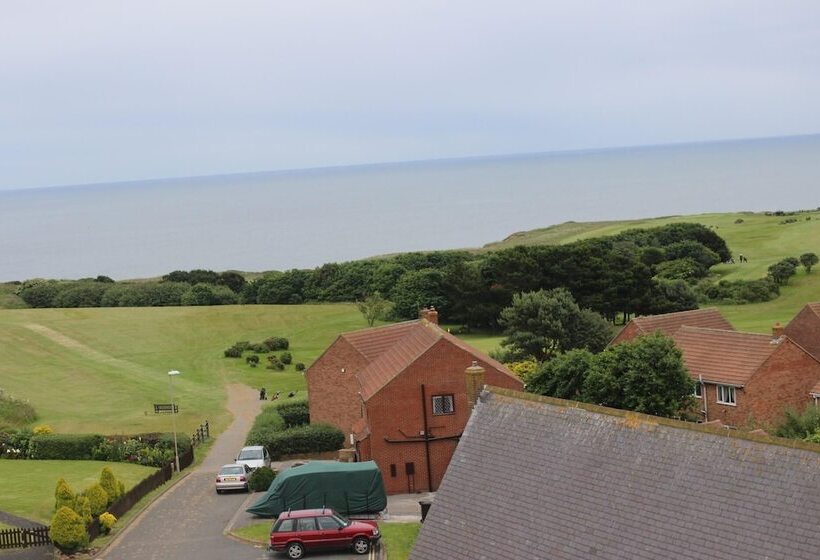 Stunning Residence Set On Cliffside In Scarborough