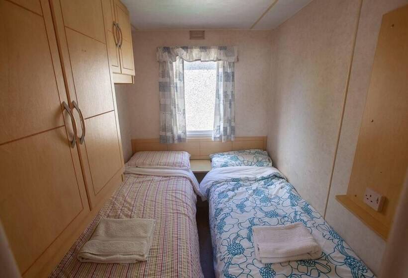 Beautiful 3 Bed Cabin In Pembrokeshire Coast