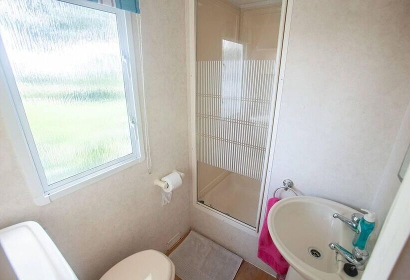 Beautiful 3 Bed Cabin In Pembrokeshire Coast