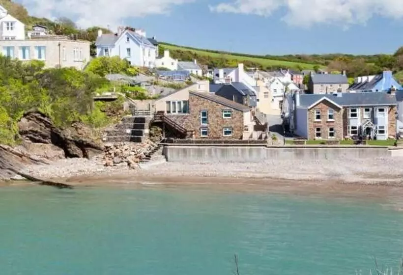 Beautiful 3 Bed Cabin In Pembrokeshire Coast