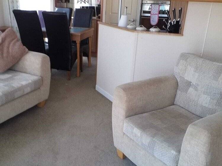 Captivating 2 Bed 6 Berth Caravan In Ingoldmells