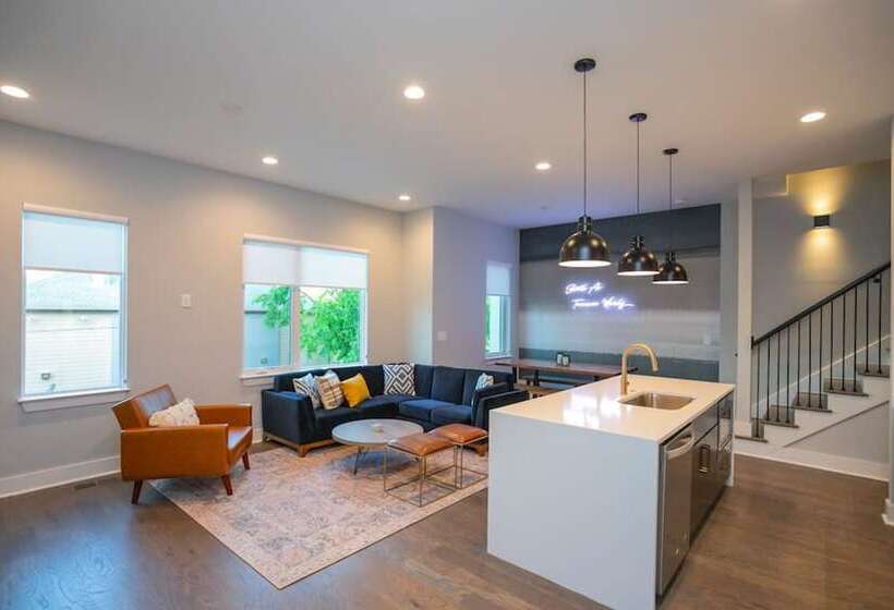 Franklin By Avantstay Trendy Townhouse In Great Location W/ Private Roof Top Patio