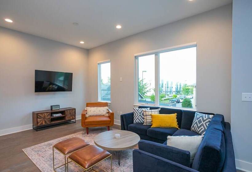 Franklin By Avantstay Trendy Townhouse In Great Location W/ Private Roof Top Patio