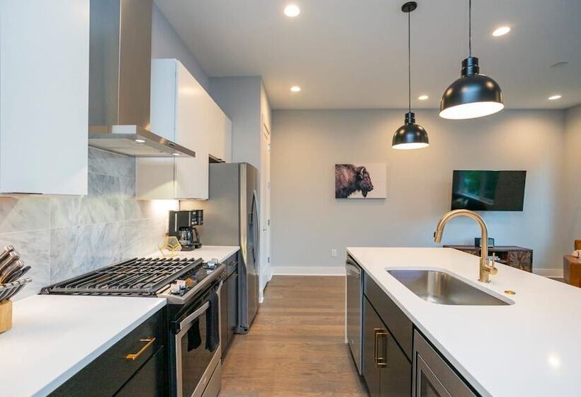 Franklin By Avantstay Trendy Townhouse In Great Location W/ Private Roof Top Patio