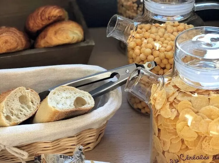 ホテル Enzo Neufchateau By Kyriad Direct