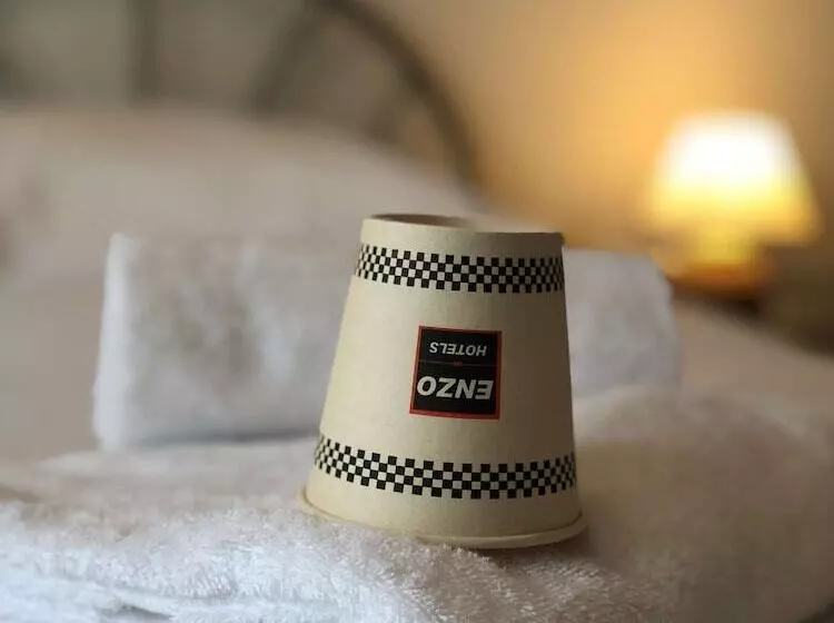 ホテル Enzo Neufchateau By Kyriad Direct