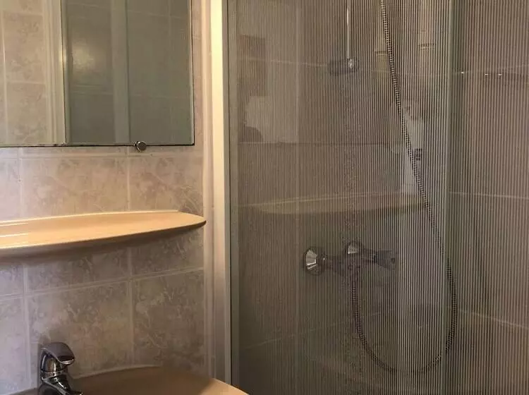 ホテル Enzo Neufchateau By Kyriad Direct