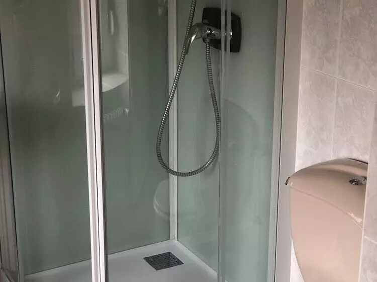 ホテル Enzo Neufchateau By Kyriad Direct