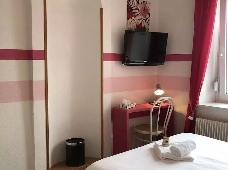 ホテル Enzo Neufchateau By Kyriad Direct