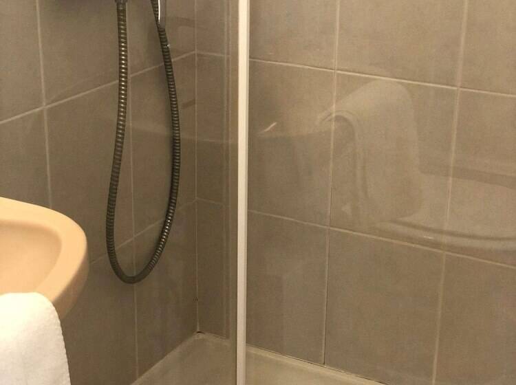 فندق Enzo Neufchateau By Kyriad Direct