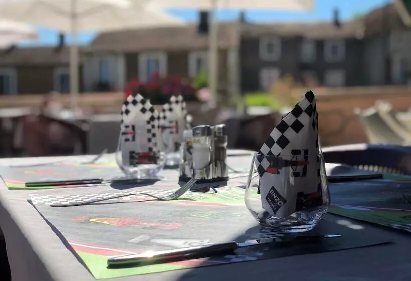 ホテル Enzo Neufchateau By Kyriad Direct