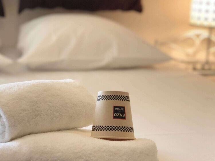 فندق Enzo Neufchateau By Kyriad Direct