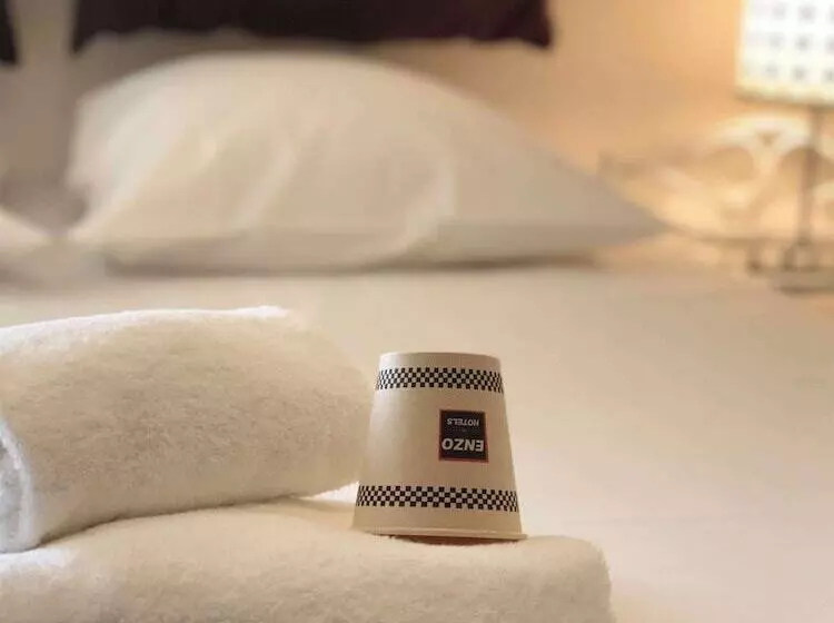 ホテル Enzo Neufchateau By Kyriad Direct