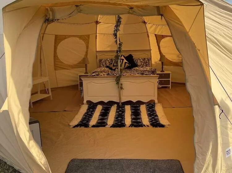 Hotelli Impeccable 1 Bed Bell Tent Near Holyhead