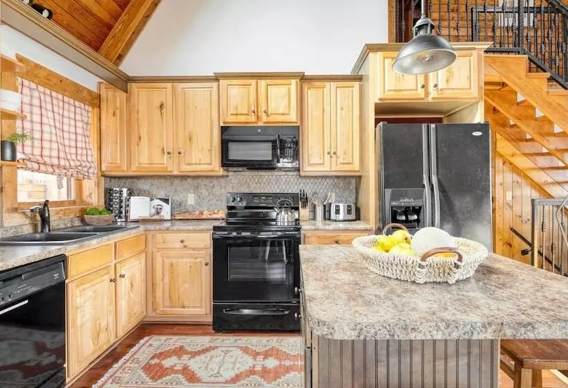 Pine Needle By Avantstay Log Cabin W/ Gorgeous Views, Hot Tub, Patio & Pool Table!