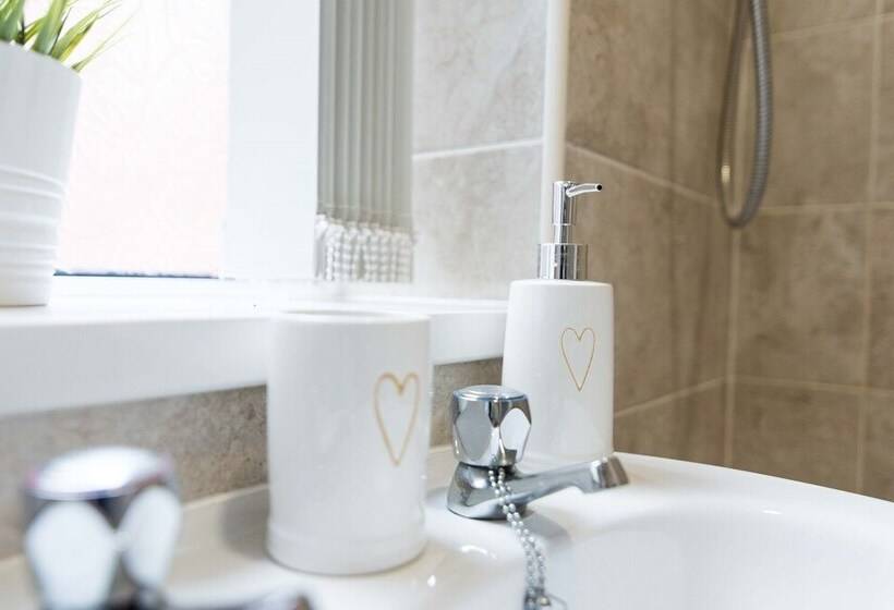 Rezydencja Contractor 4 Bed House In Coventry