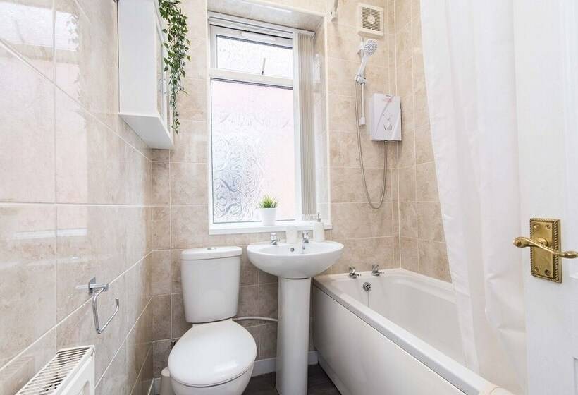 Rezydencja Contractor 4 Bed House In Coventry