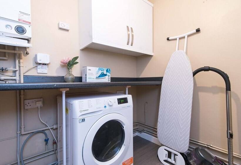 Rezydencja Contractor 4 Bed House In Coventry