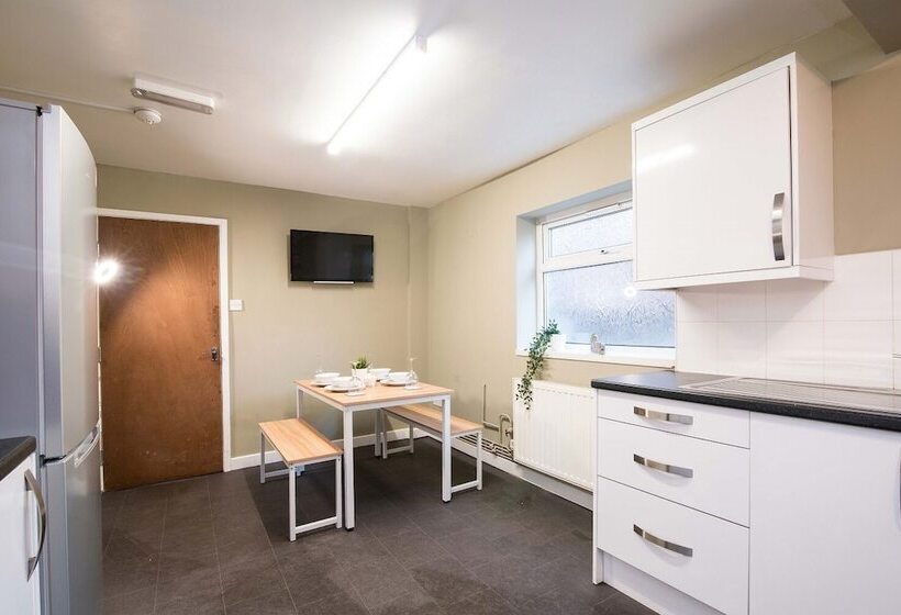 Rezydencja Contractor 4 Bed House In Coventry