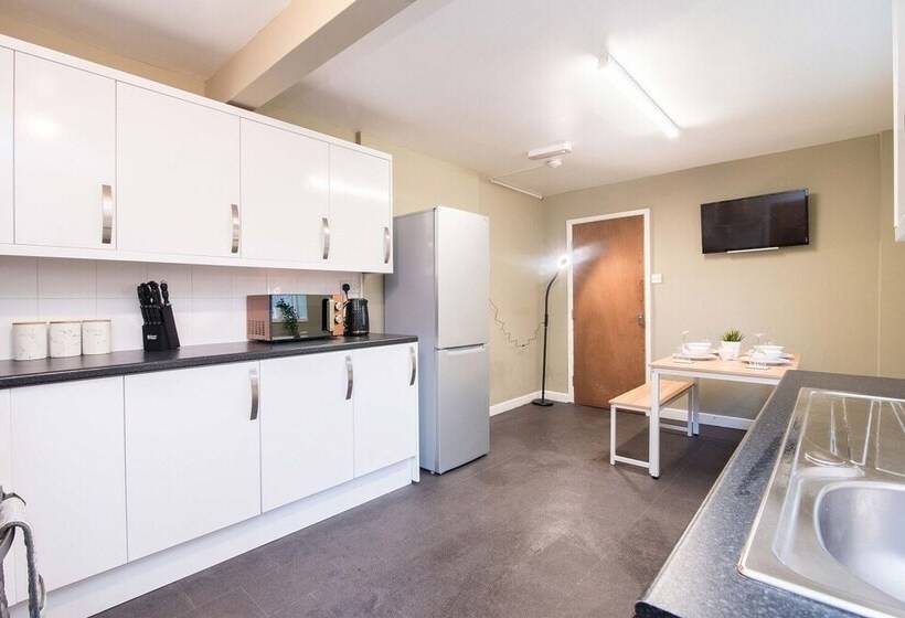 Rezydencja Contractor 4 Bed House In Coventry