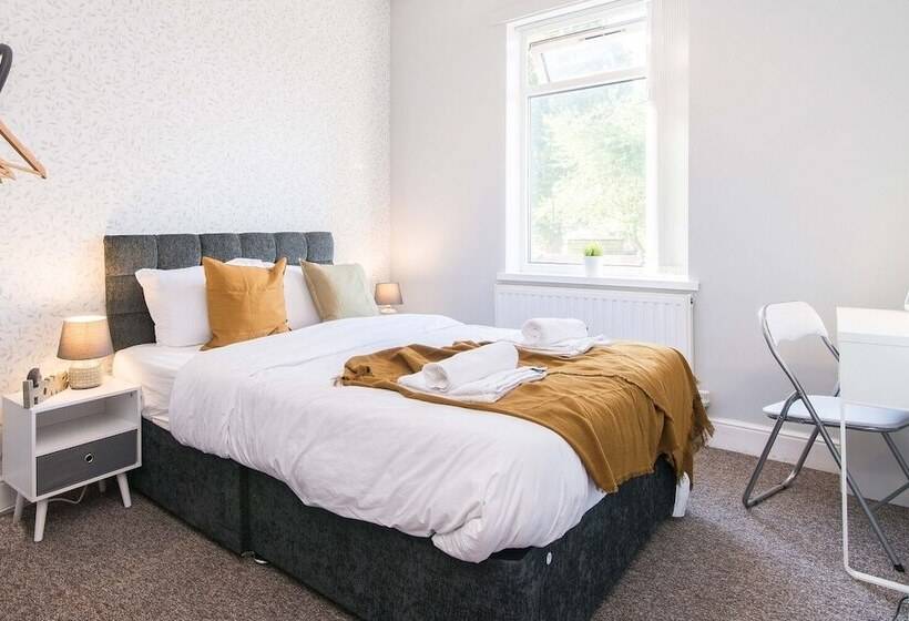 Rezydencja Contractor 4 Bed House In Coventry