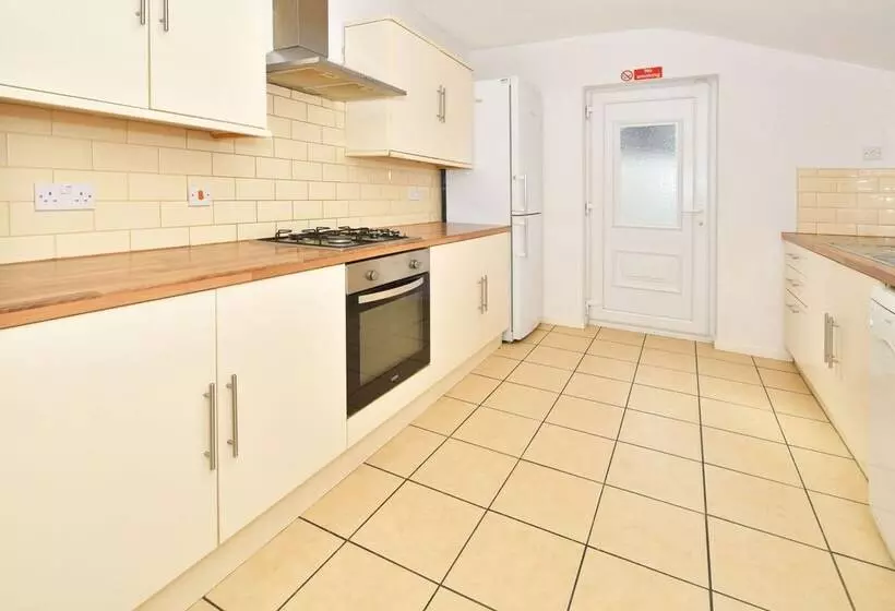 Majatalo Townhouse @ 115 Walthall Street Crewe