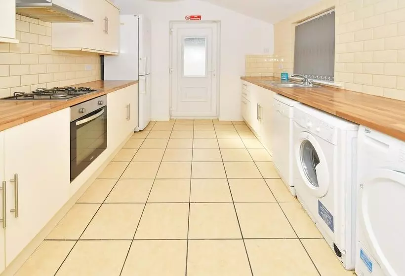 Majatalo Townhouse @ 115 Walthall Street Crewe