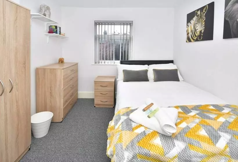 Majatalo Townhouse @ 115 Walthall Street Crewe